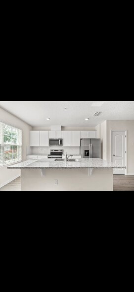 Building Photo - 2745 Flushing Dr