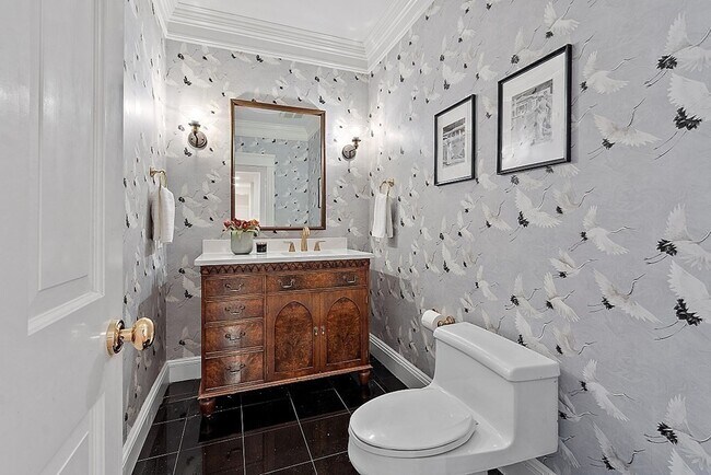 Building Photo - 451 Wellesley St