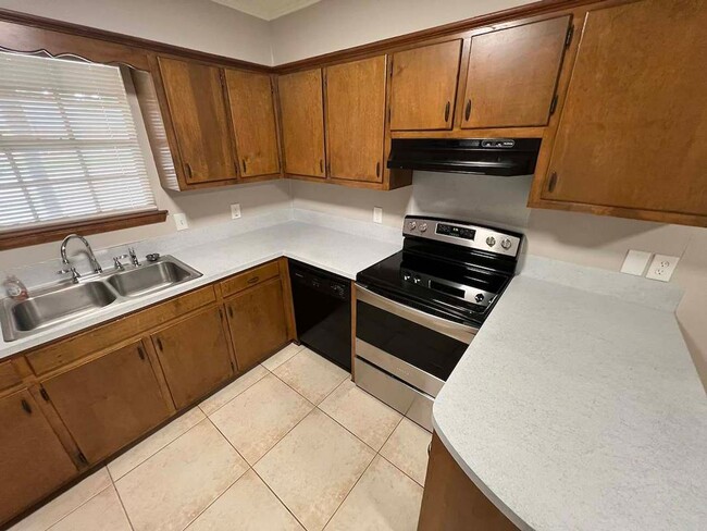 Building Photo - 1114 Willow Creek Dr