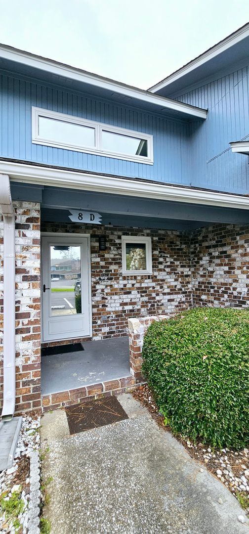 Building Photo - 2-Bedroom, 1.5-Bath Townhome in Fairway Vi...