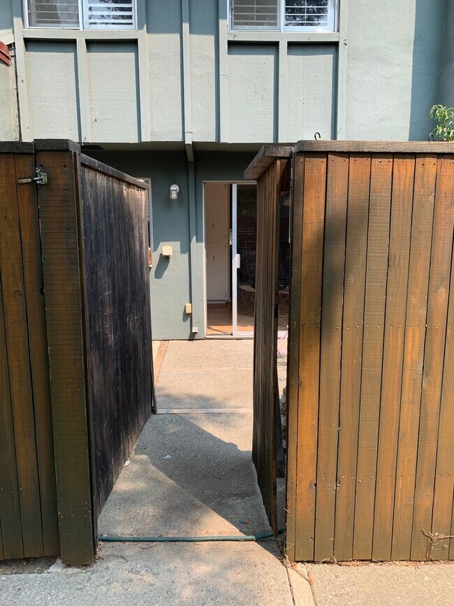 Building Photo - Adorable 3 Bed 1.5 Bath Covell Commons Condo ( fall Rental )