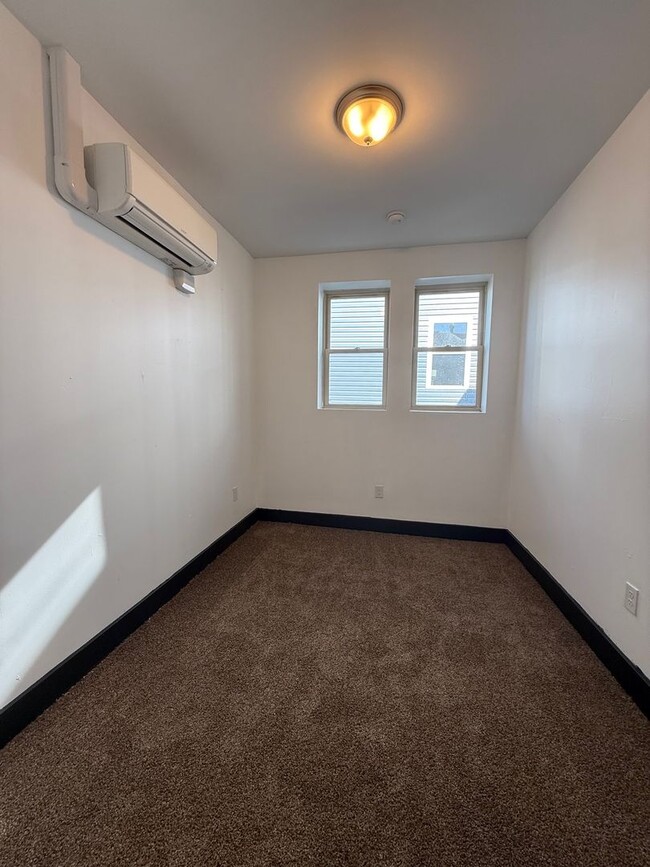 Building Photo - Spacious 2 Bedroom/1 Bath Apartment in Obs...
