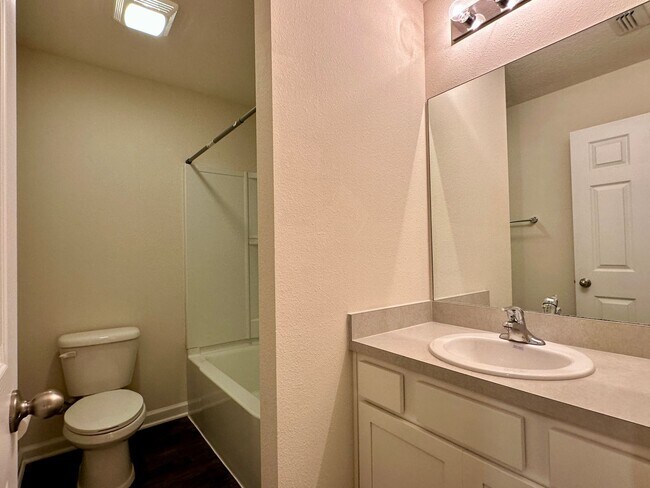 Building Photo - Great value 3 / 2.5 townhome in Capitol Park