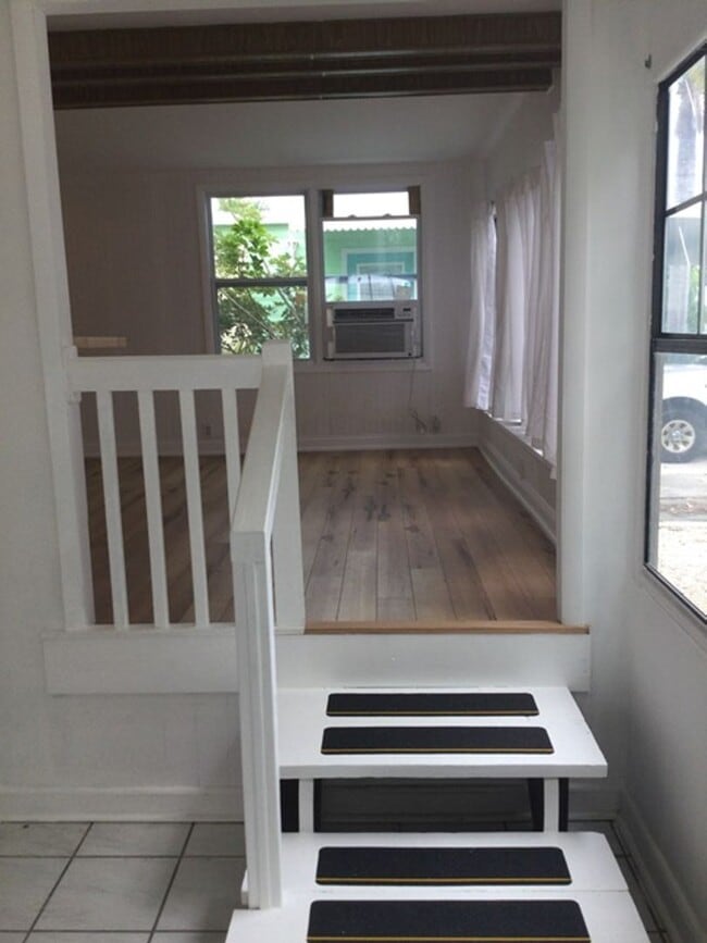 Building Photo - 2 Bedroom 1 Bath Home Located in Seaside R...