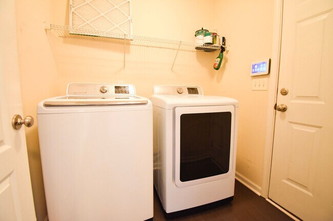 Building Photo - 3 Bedroom 2 Bath Home-Pets Allowed