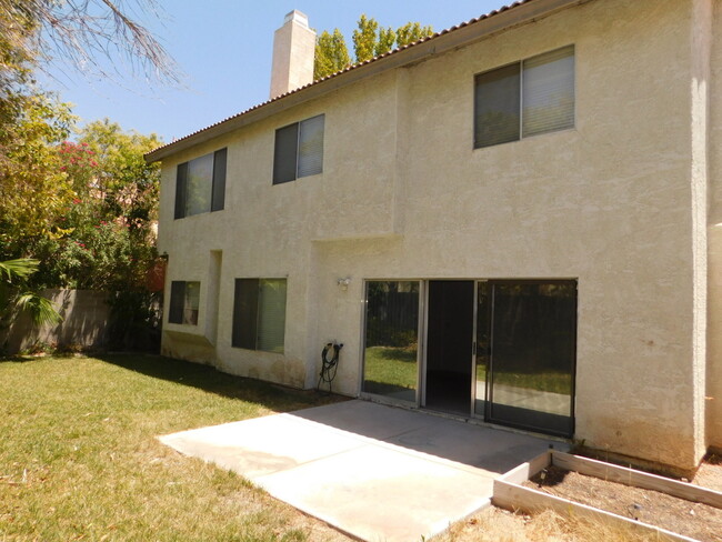 Building Photo - 4 bed/2.5 bath 2400+ sq ft in Gated Painte...