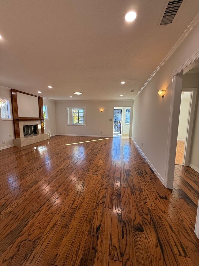 Building Photo - San Pedro 4 bedroom, 3 Bath Home with yard and Deck! Available NOW!