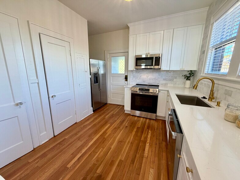 Building Photo - 726 E 40th St