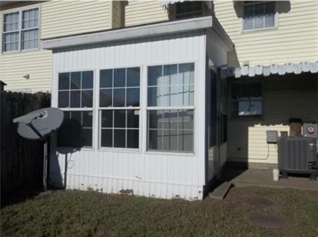 Building Photo - Private Yard! 2 Bedrm/ 1.5 Bath Townhouse....