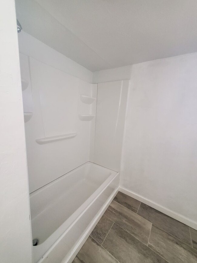 Building Photo - * PENDING* 3 Bedroom 2 Bath Single Family ...