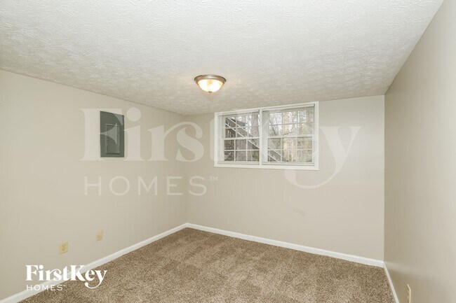 Building Photo - 335 Sharon Dr