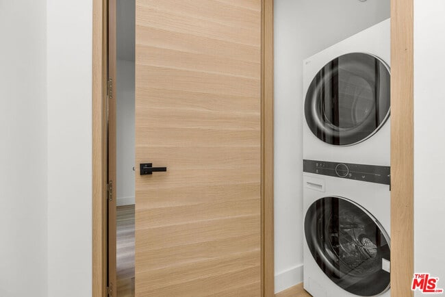 Building Photo - 19535 Strathern St