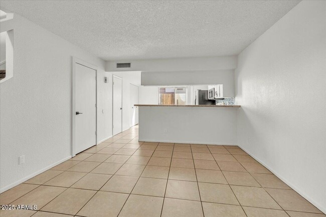 Building Photo - 2437 E Tracy Ln