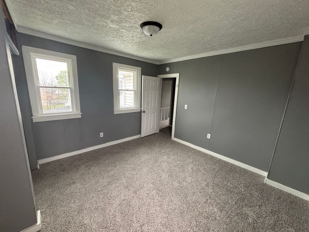 Building Photo - 621 1/2 East Adams Street, Right side