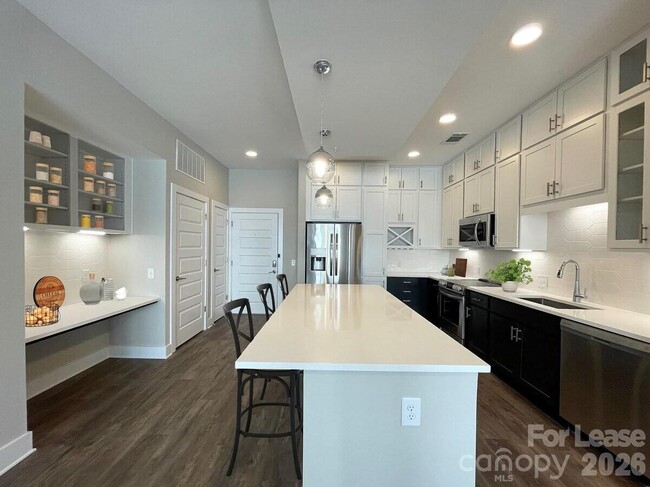 Building Photo - 500 W Trade St