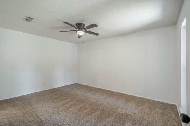 Building Photo - 1523 Doe Ln