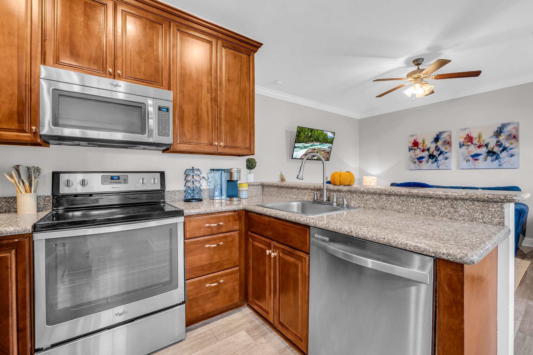 Fully Stocked Kitchen - 923 Muirfield Dr