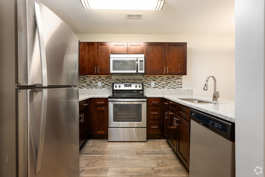 1BR, 1BA - 840SF - Kitchen - Alamance Reserve
