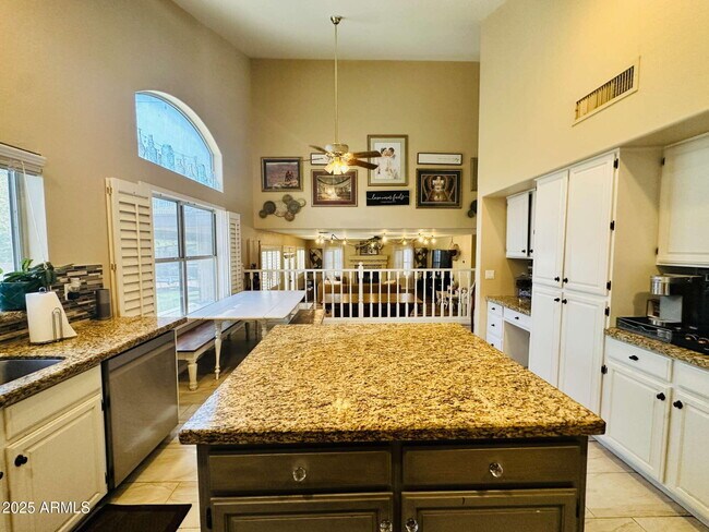 Building Photo - 727 W Mendoza Cir
