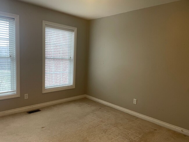 Building Photo - 2 master suites with walkin closets, singl...