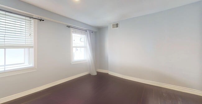 Building Photo - 215 Bolton St