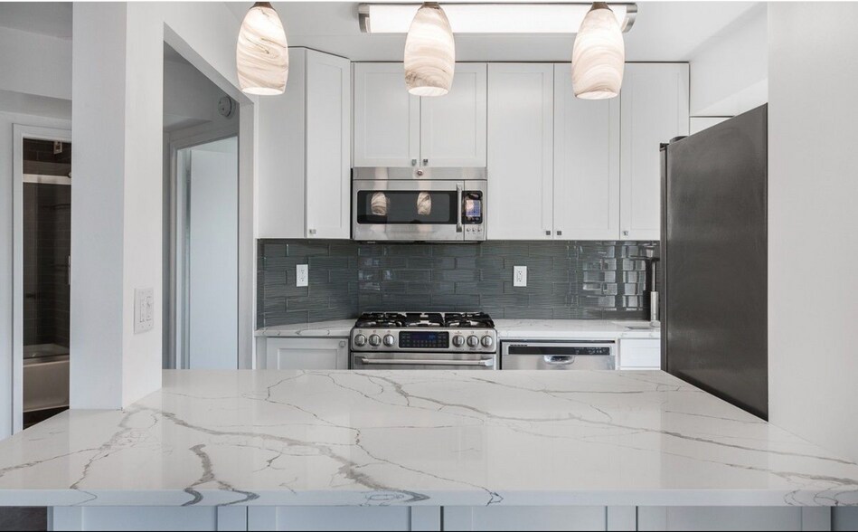Primary Photo - 300 W 110th St