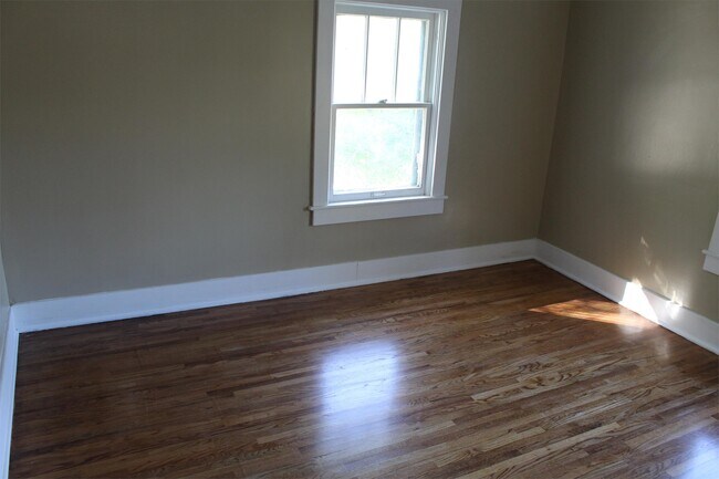 Building Photo - 526 E 11th St