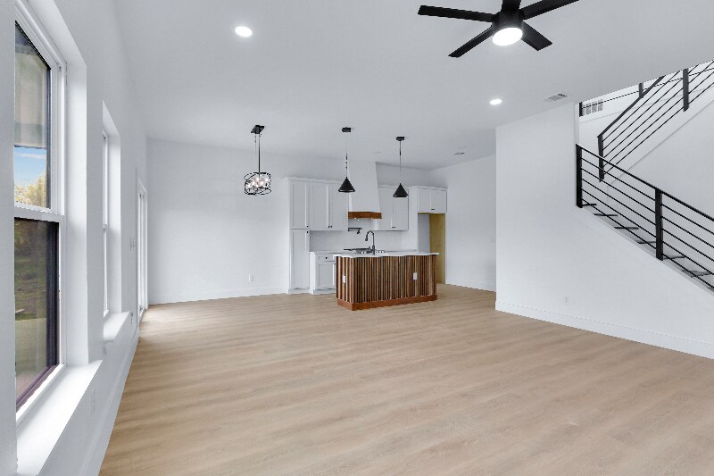 Building Photo - 212 Roy Nichols
