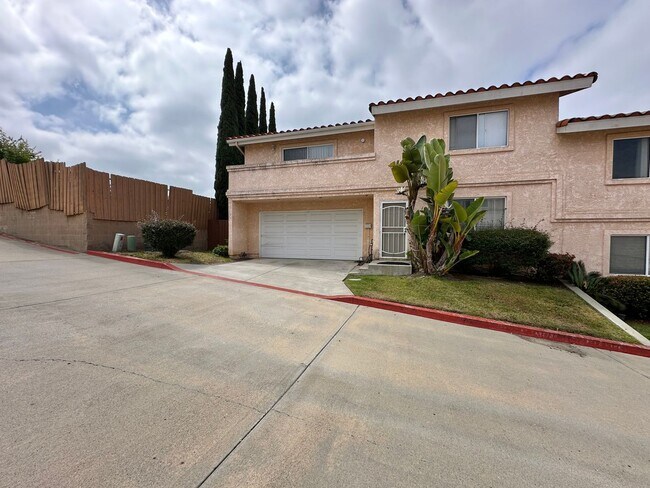 Building Photo - Vista home with a 2 car garage and additional parking