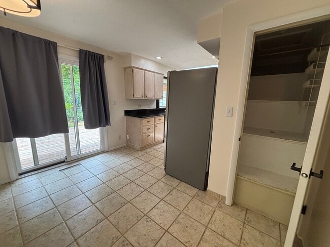 Building Photo - Great University Area Home!