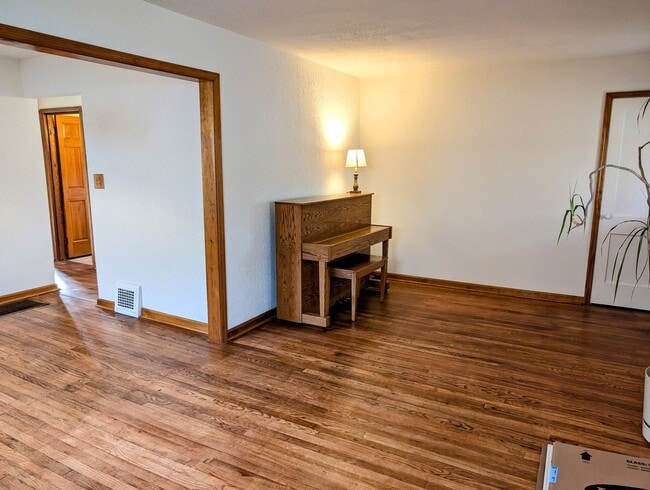 Building Photo - Adorable Belmont Home with Basement - AVAILABLE NOW!