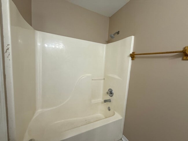 Building Photo - Warm and inviting single-story home, perfect for comfortable living.