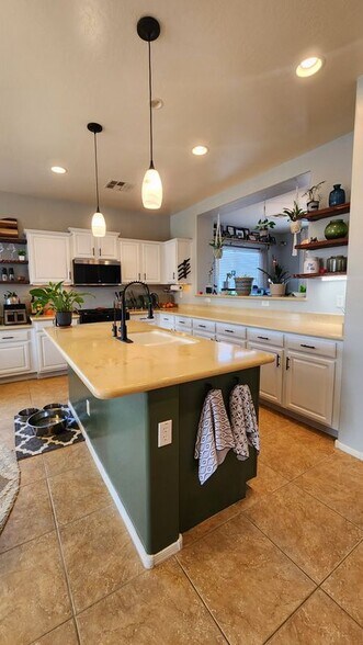 Building Photo - 18970 N Alicante St