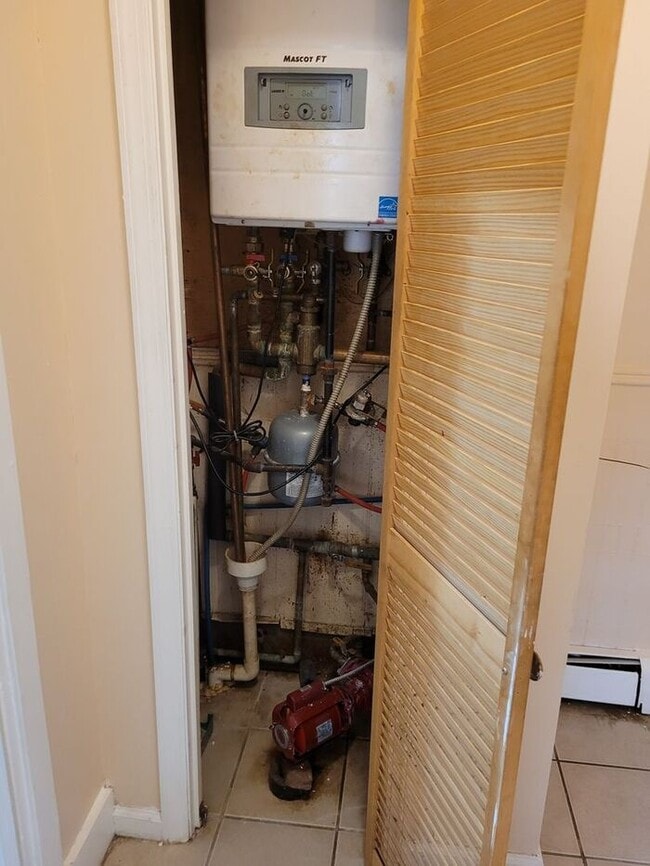 Building Photo - Three-Bedroom Apartment Near Public Transportation