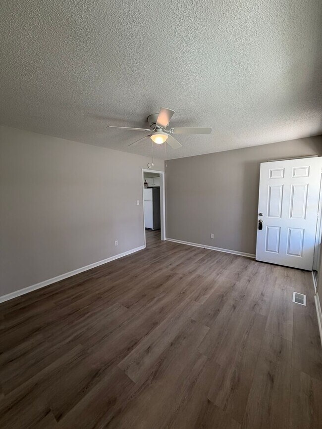 Building Photo - Charming 1,025 sq ft single-family home offering 3 bedrooms and 2 full bathrooms—perfect for comf...