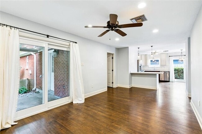 Building Photo - 1433 Poinsettia Dr