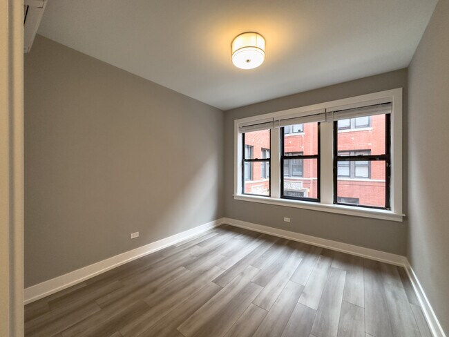 Building Photo - 3946 N Janssen Ave