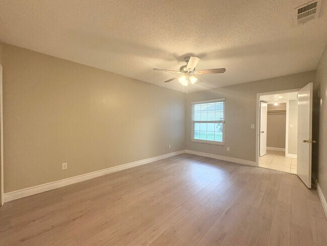 Building Photo - Fantastic 3 BR Lake Mary Home with vaulted...