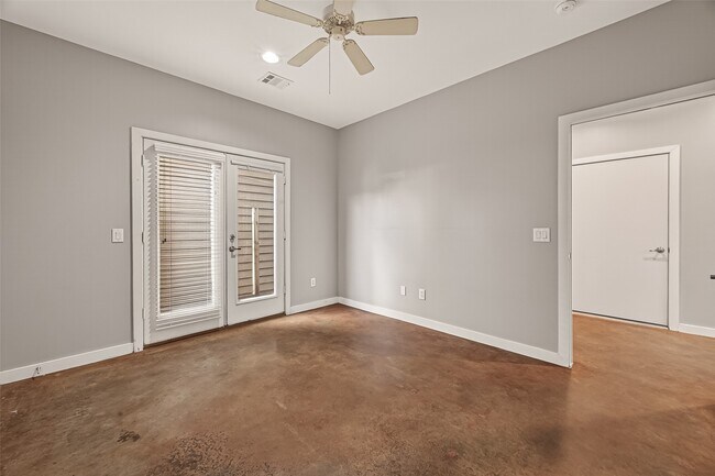 Building Photo - 1112 Columbus St