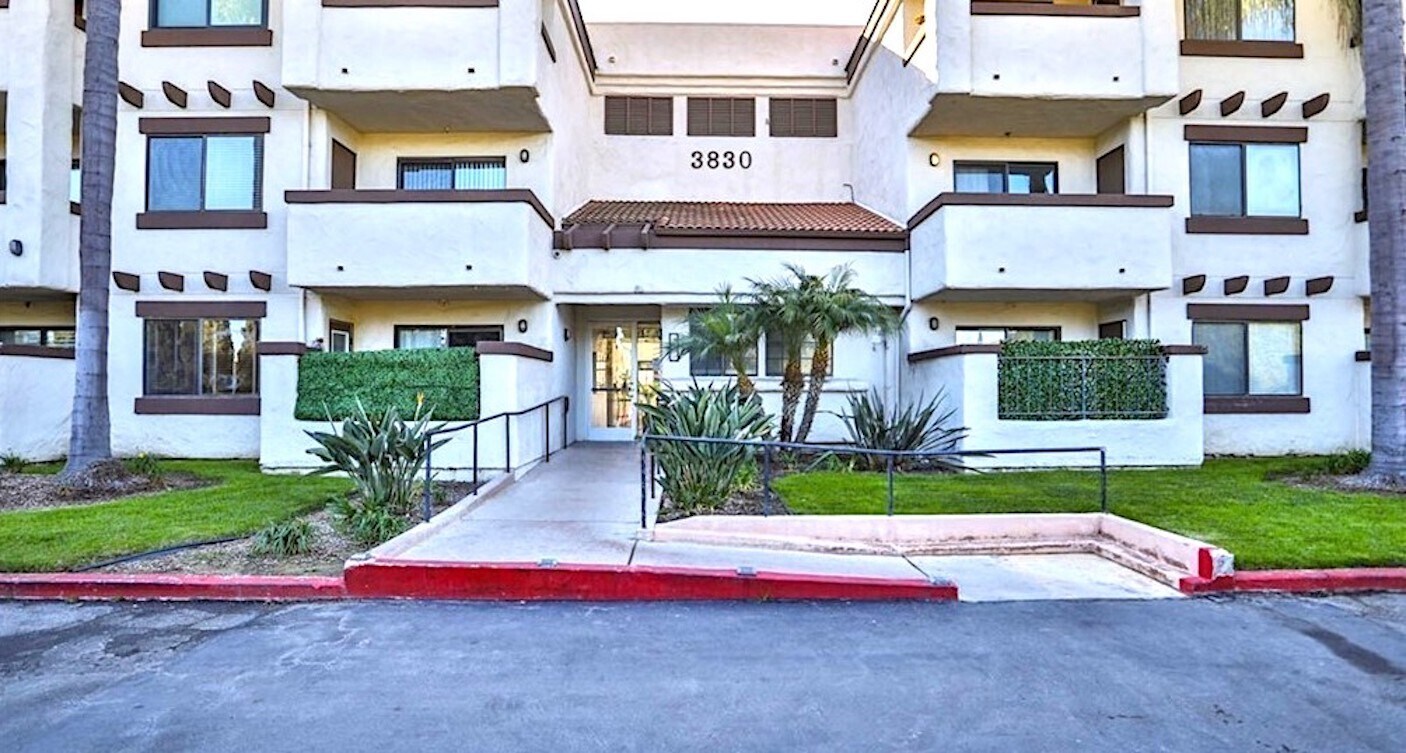 Building Photo - 3830 Avenida Del Presidente
