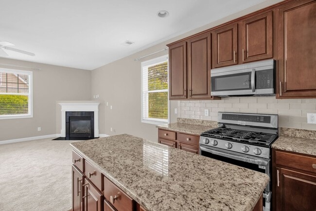 Building Photo - Beautiful Maintanance-Free 3 bedrooms 3 FU...
