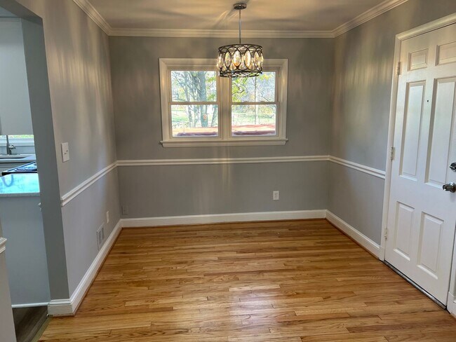 Building Photo - Renovated Rambler Close to METRO, Parks, &...