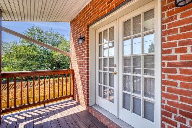 Primary Photo - 634 Eislen St