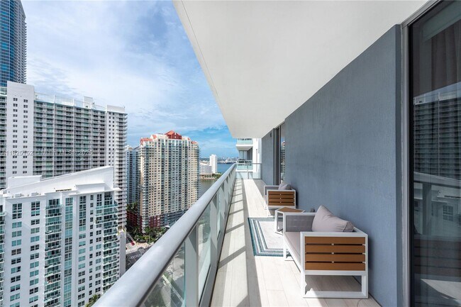 Building Photo - 1300 Brickell Bay Dr