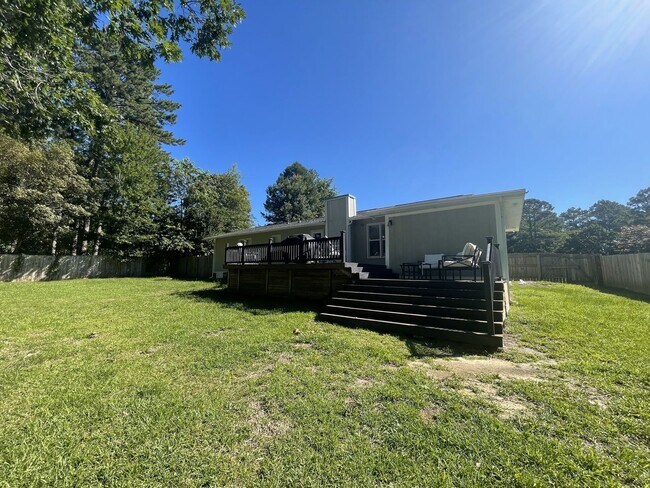 Building Photo - Beautifully Updated 3 Bed Home with Bonus ...