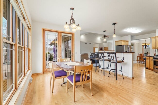 Building Photo - 9621 Shadow Wood Dr