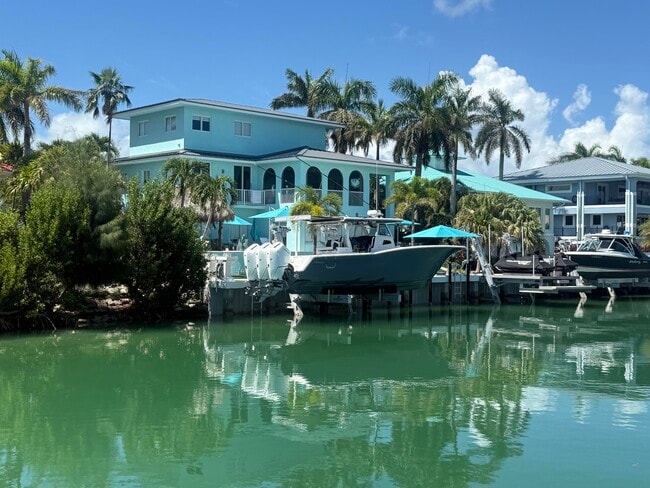 Primary Photo - 124 Indies Dr N