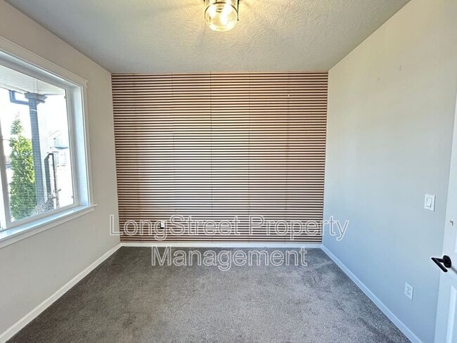 Building Photo - 7237 SE Berg Dr