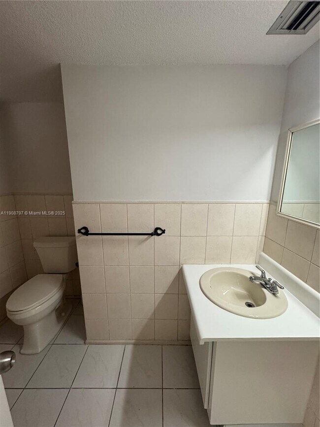 Building Photo - 1700 NE 191st St