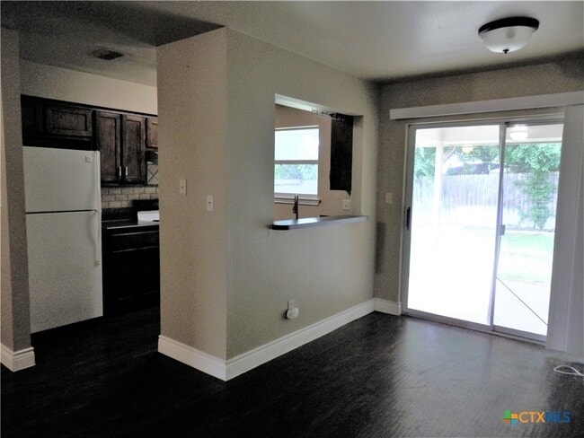 Building Photo - 2750 Maple Tree Rd